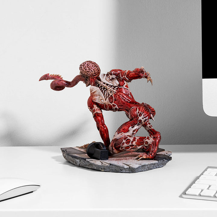 re_licker_figure_lifestyle_4_4